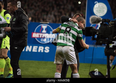 Glasgow, Regno Unito. 27 Nov, 2016. Lettori di musica celtica celebrare alla fine credito: Tony Clerkson/Alamy Live News Foto Stock