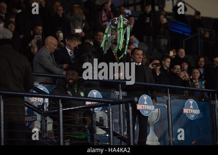 Glasgow, Regno Unito. 27 Nov, 2016. Brendan Rodgers alza la coppa Credito: Tony Clerkson/Alamy Live News Foto Stock