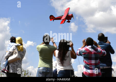 Nairobi, in Kenya. 27 Nov, 2016. La gente guarda un piano vintage durante la vendemmia aria al Rally del Parco Nazionale di Nairobi a Nairobi, capitale del Kenya, il nov. 27, 2016. Piani di vintage in scena una speciale air show qui di domenica. Per contrassegnare i primi giorni di viaggio aereo, vintage piani datato negli anni venti e trenta sono in volo da grecia isola di Creta a Sud Africa Cape Town, iniziata da nov. 12. Credito: Sun Ruibo/Xinhua/Alamy Live News Foto Stock