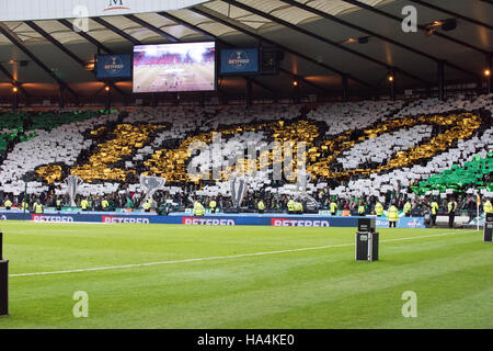 Aberdeen v Celtic, Betrfred finale di League Cup, Glasgow, Regno Unito. 27 Nov, 2016. Appassionati di musica celtica di guardare avanti fino al centesimo importante vincere il trofeo Credito: Tony Clerkson/Alamy Live News Foto Stock