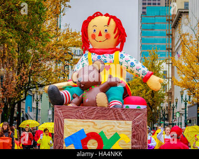 Portland, Oregon, Stati Uniti d'America - 25 Novembre 2016: Giocattoli galleggiante nel mio annuale Macy's holiday Parade attraverso il centro di Portland. Foto Stock