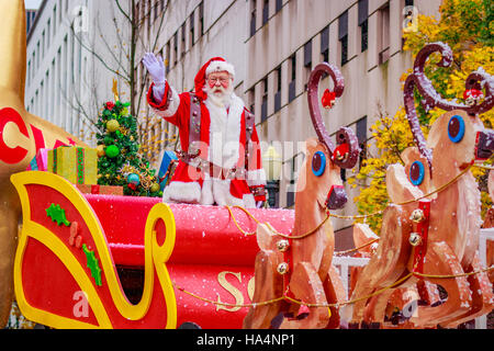 Portland, Oregon, Stati Uniti d'America - 25 Novembre 2016: Santa Claus in il mio annuale Macy's holiday Parade attraverso il centro di Portland. Foto Stock