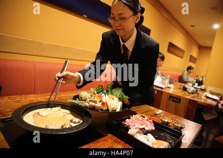 Tokyo, Giappone. Xviii Nov, 2016. La preparazione di una cena Giapponese a Tokyo in Giappone, 18 novembre 2016. Il Presidente federale tedesco è su una cinque giorni di visita in Giappone. Foto: Wolfgang Kumm/dpa/Alamy Live News Foto Stock