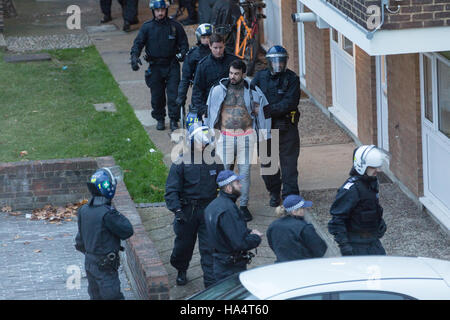 Kingston-upon-Thames, London, Regno Unito. 27 Nov, 2016. Un uomo è stato arrestato dopo tre ore di assedio di Kingston-upon-Thames, a sud-ovest di Londra domenica pomeriggio. Decine di ufficiali in tenuta da sommossa hanno assistito alla scena su un consiglio station wagon nel Wessex vicino, Gloucester Road. g © a vista/fotografica Alamy Live News Credito: a Vista/fotografica Alamy Live News Foto Stock