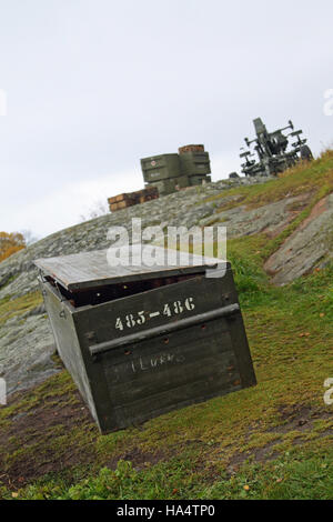 Munizioni e scatole di medici, e artiglieria su un set cinematografico, isola Suomenlinna (Sveaborg), Helsinki, Finlandia Foto Stock