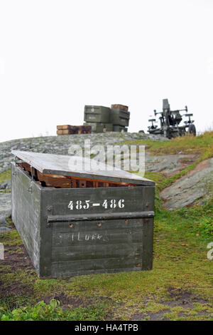 Munizioni e scatole di medici, e artiglieria su un set cinematografico, isola Suomenlinna (Sveaborg), Helsinki, Finlandia Foto Stock