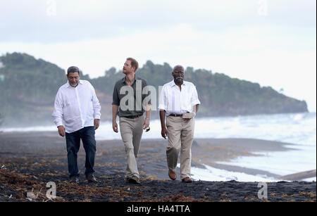 Il principe Harry con il Primo Ministro Ralph Gonsalves (sinistra) e Govenor Generale Federico Ballantyne a una tartaruga progetto di conservazione a Colonarie Beach, Saint Vincent e Grenadine, durante la seconda tappa del suo tour dei Caraibi. Foto Stock