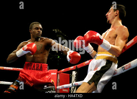 Andrea Scarpa e Ohara Davies (sinistra) durante la WBC Silver super leggero titolo bout al SSE Arena di Wembley. Foto Stock