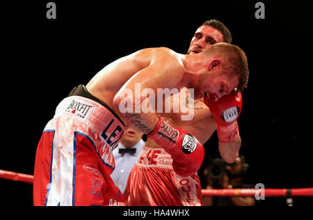 John Wayne Hibbert viene messo K.O. da Martin Gethin durante il vacante IBF Intercontinental super leggero titolo al SSE Arena di Wembley. Foto Stock