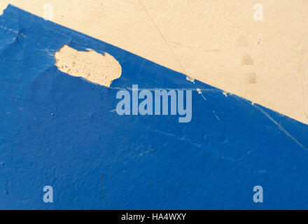 Blue parete dipinta con sfald vernice. Diagonale blu e bianco decorazione background di design per la casa miglioramento e riparazione. Foto Stock