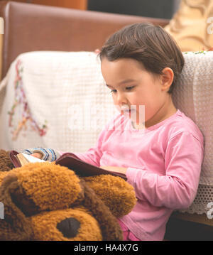 Grazioso fanciullo ragazza della lettura della Bibbia Foto Stock