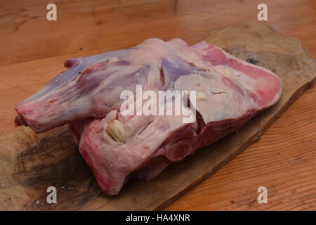 Fattoria fresco spalla di agnello su una piccola tavola di legno Foto Stock