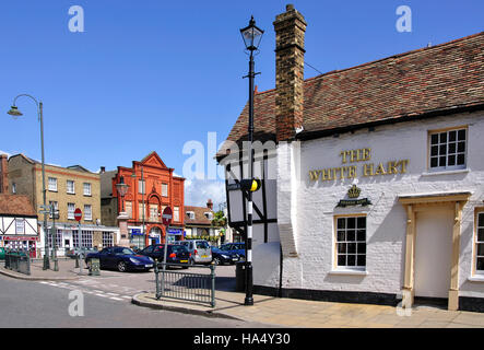 Piazza del Mercato che mostra il XV secolo White Hart Pub, Biggleswade, Bedfordshire, England, Regno Unito Foto Stock