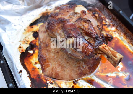 Vista dall'alto di un forno di fresco cotto spalla di agnello Foto Stock