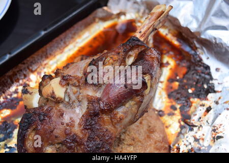 Succosa spalla di agnello cucinata fresca Foto Stock