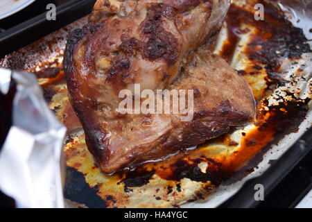 Appena cotta al forno spalla di agnello da una prospettiva Foto Stock