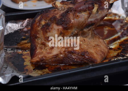 Appena cotta al forno spalla di agnello Foto Stock