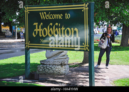 "Benvenuti a Hobbiton" segno e la statua di Gollum, Broadway, Matamata, regione di Waikato, Isola del nord, Nuova Zelanda Foto Stock