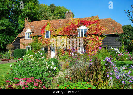 Periodo cottage e giardino, Chartridge, Buckinghamshire, Inghilterra, Regno Unito Foto Stock