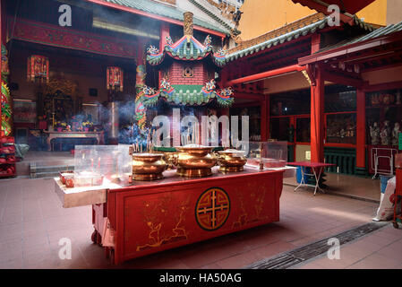 All'interno di Guan Di tempio, conosciuto anche come Kuan Ti tempio in Chinatown. Kuala Lumpur in Malesia Foto Stock