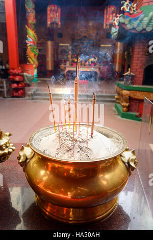 Bastoncini di incenso in pentola all'interno di Guan Di tempio, conosciuto anche come Kuan Ti tempio in Chinatown. Kuala Lumpur. Malaysia Foto Stock