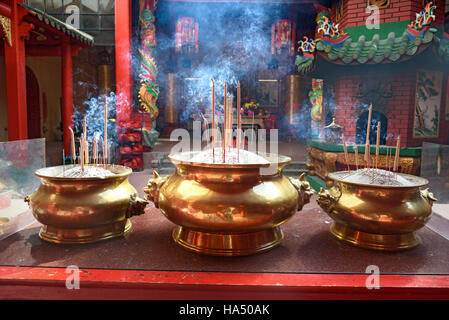 Bastoncini di incenso in pentola all'interno di Guan Di tempio, conosciuto anche come Kuan Ti tempio in Chinatown. Kuala Lumpur. Malaysia Foto Stock