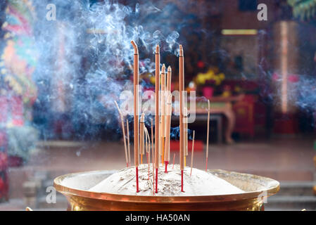 Bastoncini di incenso in pentola all'interno di Guan Di tempio, conosciuto anche come Kuan Ti tempio in Chinatown. Kuala Lumpur. Malaysia Foto Stock