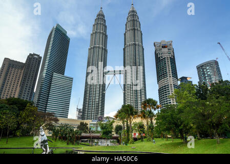 Petronas Twin Towers. Vista da KLCC. Parcheggiare il grattacielo altezza è di 451.9 m, 88 piani. Kuala Lumpur in Malesia Foto Stock