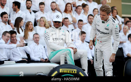 Di Mercedes Lewis Hamilton con il compagno di squadra Nico Rosberg durante la fine dell'anno una foto del team prima del Gran Premio di Abu Dhabi al circuito di Yas Marina, Abu Dhabi. Foto Stock