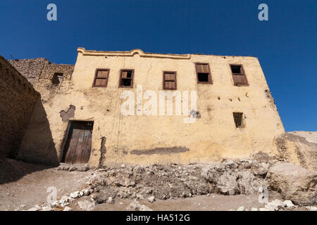 Alcune altre vecchie case a Qurnet Murai sulla riva occidentale del Fiume Nilo a Luxor, l'Alto Egitto Foto Stock