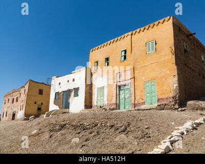 Alcune altre vecchie case a Qurnet Murai sulla riva occidentale del Fiume Nilo a Luxor, l'Alto Egitto Foto Stock