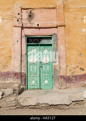 Ornato di metallo della porta anteriore su uno dei restanti vecchie case a Qurnet Murai sulla riva occidentale del Fiume Nilo a Luxor, l'Alto Egitto Foto Stock