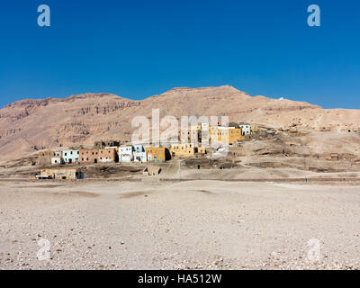 Alcune altre vecchie case a Qurnet Murai sulla riva occidentale del Fiume Nilo a Luxor, l'Alto Egitto Foto Stock