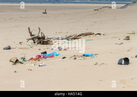 Flotsam e jetsam sulla spiaggia Foto Stock