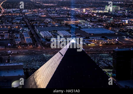 Vista aerea del Luxor Hotel la striscia di Las Vegas, Nevada, STATI UNITI D'AMERICA Foto Stock