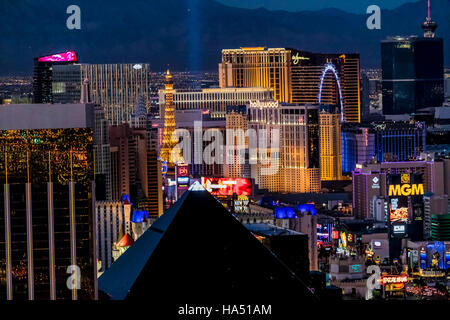 Vista aerea della striscia di notte, Las Vegas, Nevada, STATI UNITI D'AMERICA Foto Stock