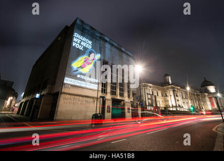 È sotto embargo 0001 Lunedì 28 Novembre solo uso editoriale un immagine del CEO di Ufcom Sharon bianco, vestito come un supereroe, viene proiettata sull'ala Sainsbury della National Gallery di Londra per lanciare la rendono la Fiera di aria di campagna. Foto Stock