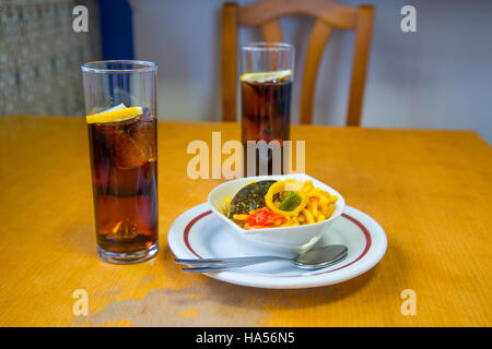 Aperitivo spagnolo: due bicchieri di vermouth e tapa di fideua in un bar. Spagna. Foto Stock