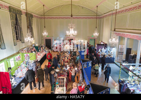 Mercato di Natale di Bury St Edmunds, i visitatori della sala da ballo Athenaeum di Bury St Edmunds, Suffolk, guardano una varietà di bancarelle del mercato. Foto Stock