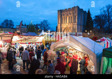 Fiera di Natale di Bury St Edmunds, vista delle persone che guardano le bancarelle nel Bury St Edmunds Christmas Market situato su Angel Hill, Suffolk, Regno Unito. Foto Stock