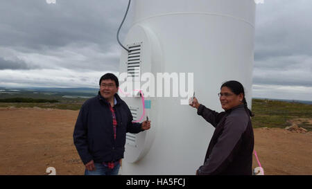 Un impianto solare montato a terra a Buckland, Alaska, mostra l'integrazione della tecnologia delle energie rinnovabili nelle regioni remote. Questo impianto fa parte degli sforzi in corso per fornire soluzioni energetiche sostenibili nelle zone rurali e mitigare l'impatto ambientale. Foto Stock