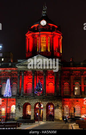 Municipio di Liverpool illuminato per Natale con la modifica del colore delle luci. Foto Stock