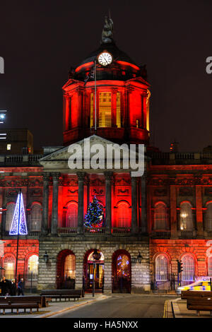 Municipio di Liverpool illuminato per Natale con la modifica del colore delle luci. Foto Stock