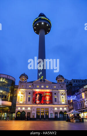 St. Johns Beacon in Williamson Square a Liverpool durante la notte, home al Radio City e il Playhouse Theatre di seguito. Foto Stock