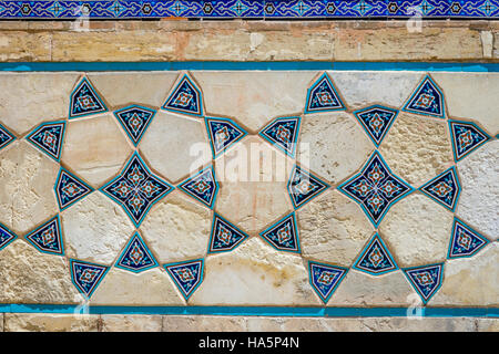 Oriental pattern fatta di piastrelle in Turkestan mausoleo, Kazakistan Foto Stock