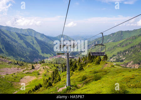 La funivia a Medeu in estate, Almaty, Kazakhstan Foto Stock