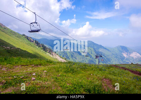 La funivia a Medeu in estate, Almaty, Kazakhstan Foto Stock