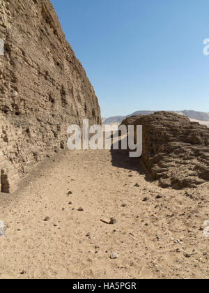 Il massiccio di mattoni di fango involucro del re Khasekhemwy della Seconda Dinastia a Shunet el Zebib, Abydos medio Egitto Foto Stock