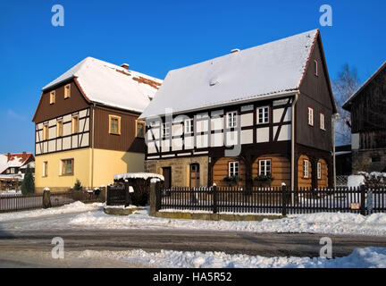 Typisches Umgebindehaus in der Oberlausitz, Sachsen - casa in legno e muratura in alta Lusazia, Germania Foto Stock