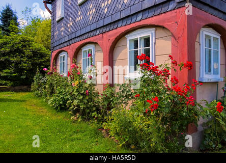 Typisches Umgebindehaus in der Oberlausitz, Sachsen - casa in legno e muratura in alta Lusazia, Germania Foto Stock